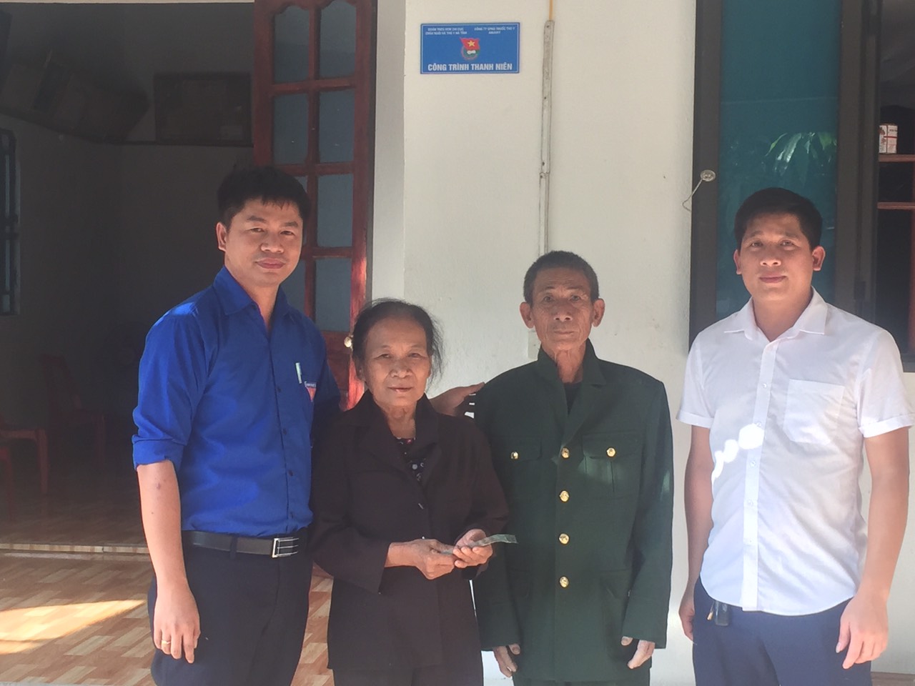 Amavet hỗ trợ 50 triệu đồng cho hộ gia đình người có công sửa nhà