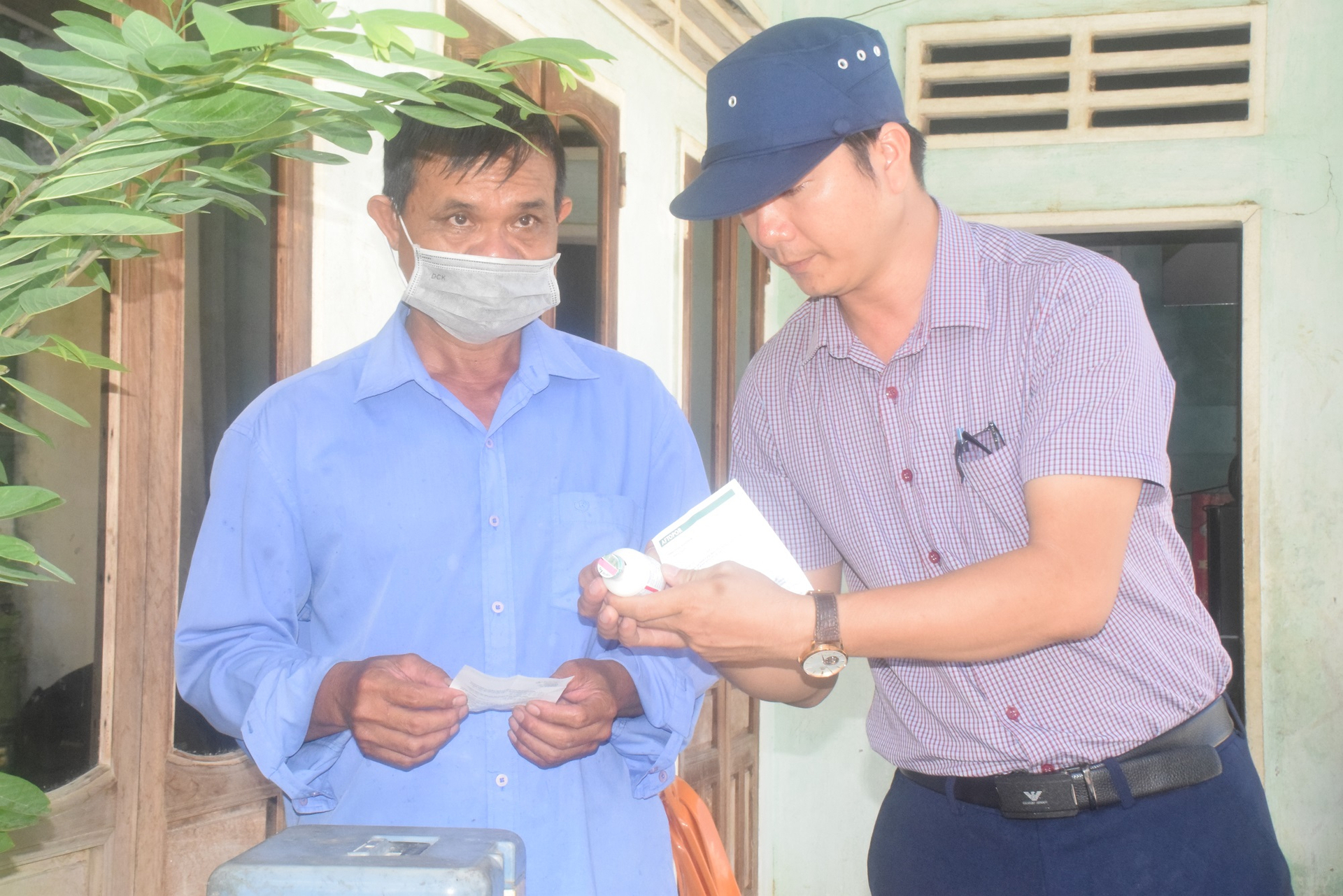 Một ngày cùng cán bộ thú y đi tiêm vacxin phòng bệnh lở mồm long móng