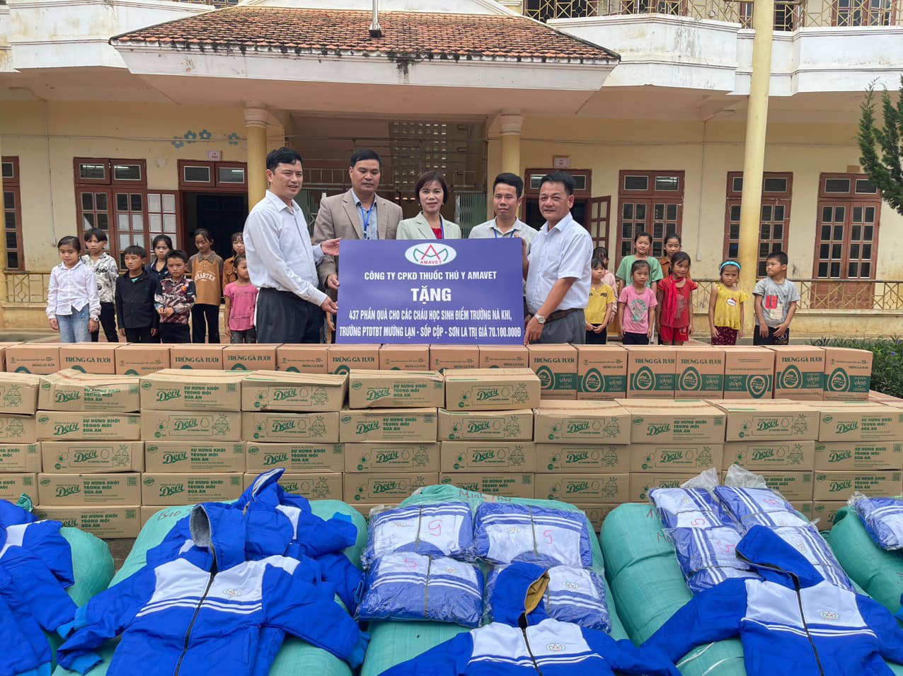 Tặng áo ấm cho học sinh điểm trường Nà Khi, Mường Lạn