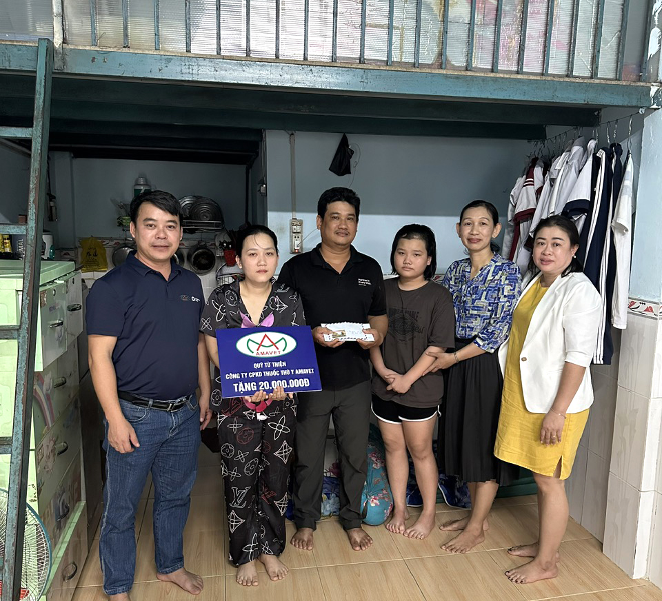 Amavet trao tiền hỗ trợ bé gái bị não úng thủy