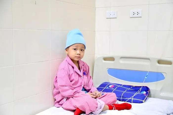 Amavet thăm và tặng quà cậu bé 8 tuổi người dân tộc Nùng mắc ung thư máu