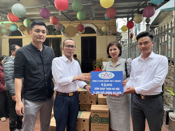 Trao 8.000 quả trứng cho các bệnh nhân tại xóm chạy thận