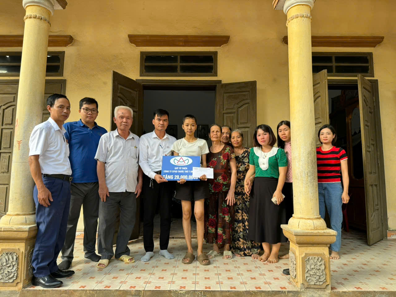 Amavet hỗ trợ 20 triệu đồng đến nữ sinh bị ung thư xương