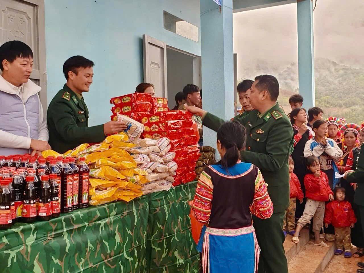 Amavet đưa quà Tết đến đồng bào vùng biên
