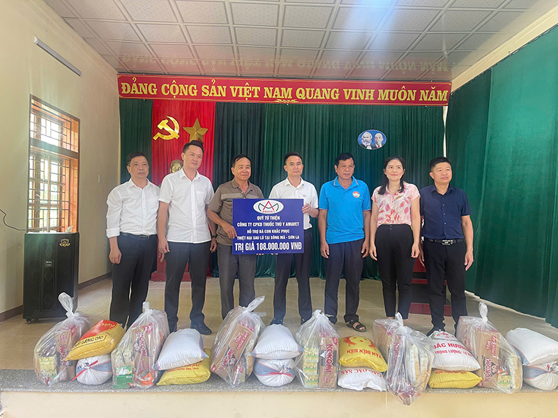 Mang yêu thương đến với bà con vùng lũ Sơn La