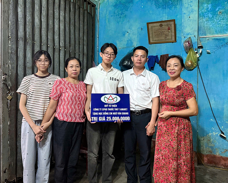 Amavet trao học bổng hỗ trợ em Ngô Văn Quang tại Nghệ An