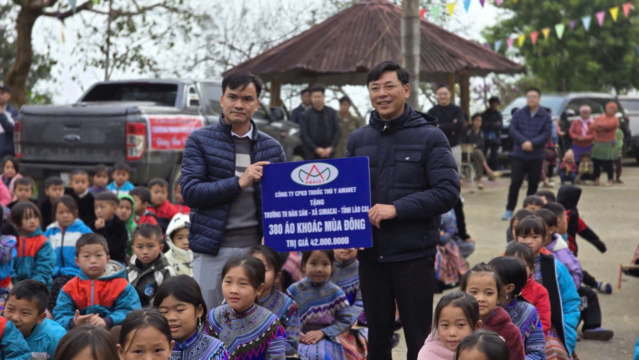 Amavet trao tặng áo mùa đông cho học sinh vùng cao Lào Cai