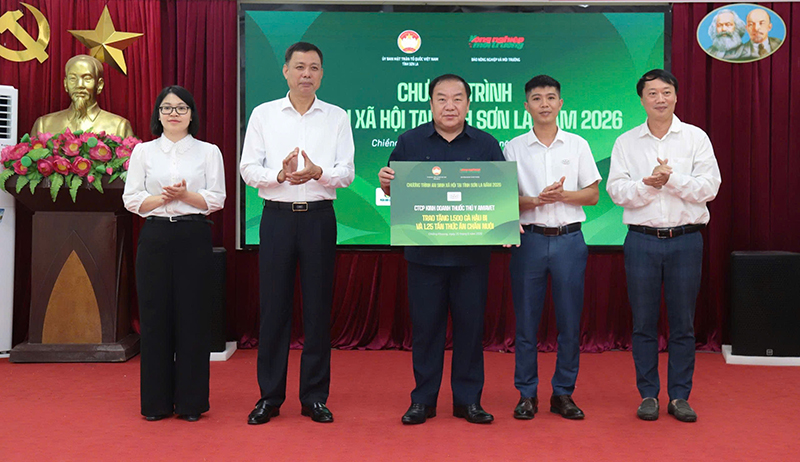 Amavet trao gà hậu bị, chung tay tạo sinh kế cho người dân Sơn La